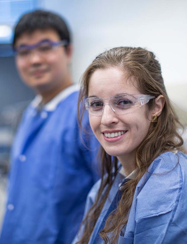 Due persone al lavoro in un laboratorio Biogen